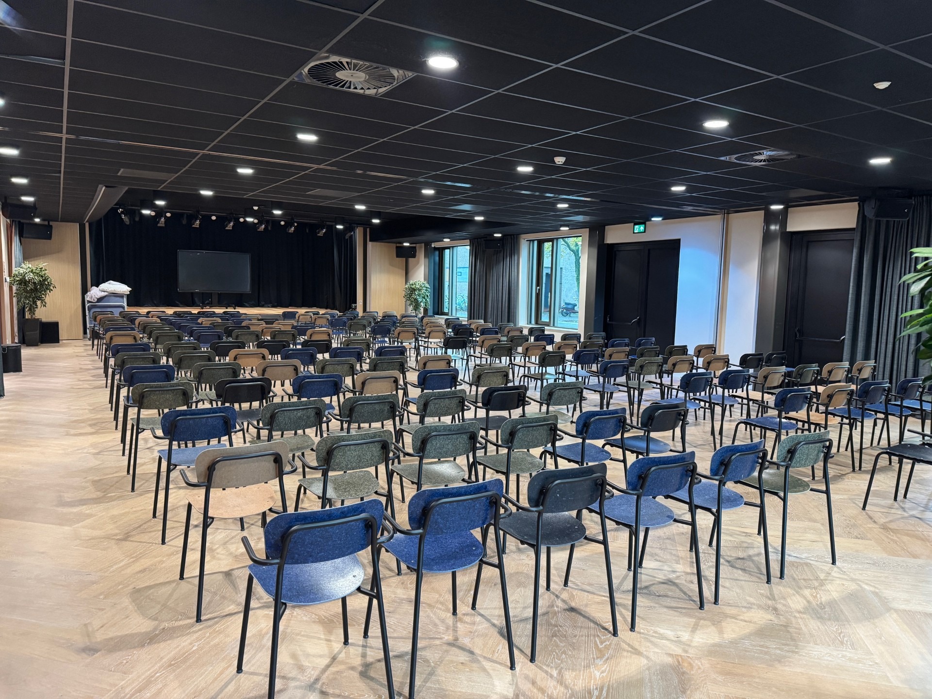 Theaterzaal met stoelen